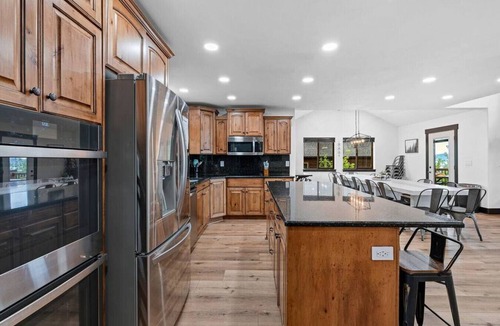 Harbor Village Cabin | Burly Bear | Sleeps 34, Hot Tub, Sauna, Games, Tennis, Pool & More!