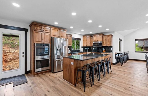 Harbor Village Cabin | Burly Bear | Sleeps 34, Hot Tub, Sauna, Games, Tennis, Pool & More!