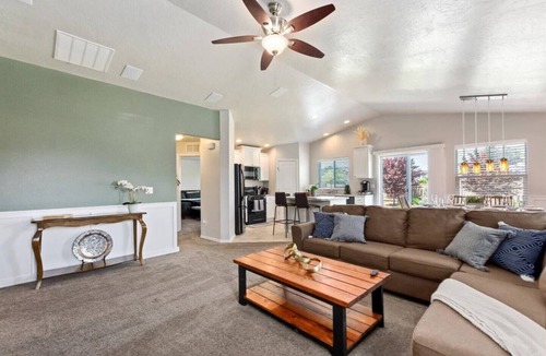 Caldwell House | Caldwell/Nampa Family Retreat | King Bed | 4 TVs | Fenced Backyard | 1-Gig WiFi