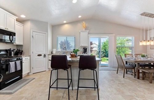 Caldwell House | Caldwell/Nampa Family Retreat | King Bed | 4 TVs | Fenced Backyard | 1-Gig WiFi