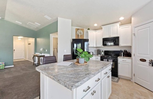 Caldwell House | Caldwell/Nampa Family Retreat | King Bed | 4 TVs | Fenced Backyard | 1-Gig WiFi