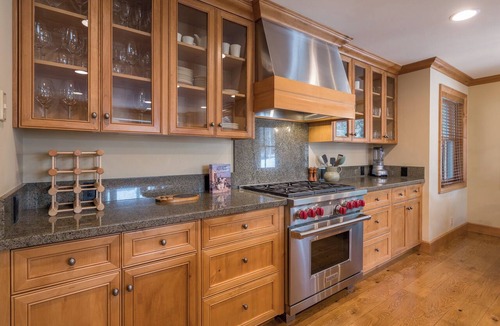 Elkhorn House | Captivating Historic Cottage with Fireplace