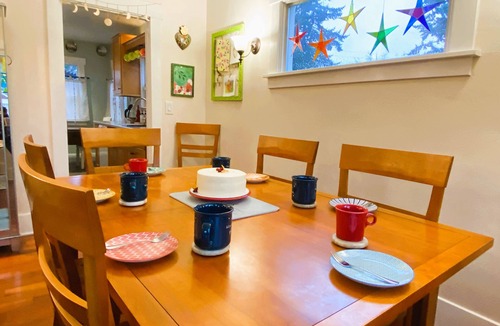 North End House | Central AC-Proctor Boho house with cool vibes and hot tub. Family & Pet-Friendly