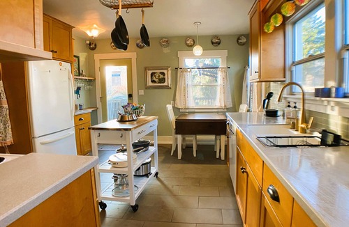 North End House | Central AC-Proctor Boho house with cool vibes and hot tub. Family & Pet-Friendly