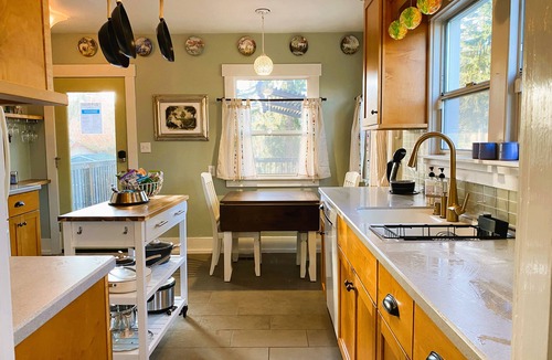 North End House | Central AC-Proctor Boho house with cool vibes and hot tub. Family & Pet-Friendly