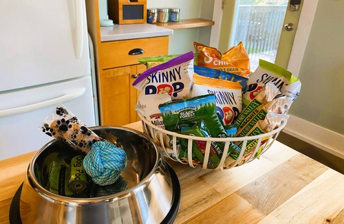 North End House | Central AC-Proctor Boho house with cool vibes and hot tub. Family & Pet-Friendly