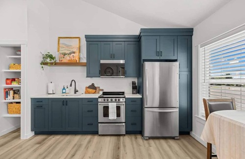 Sunset House | Central Studio walkable to grocery store, green belt, restaurants, gym, park and much more