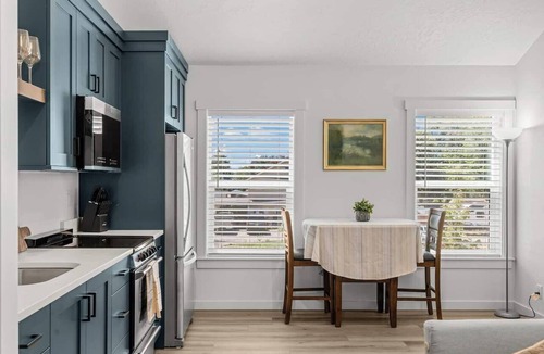 Sunset House | Central Studio walkable to grocery store, green belt, restaurants, gym, park and much more