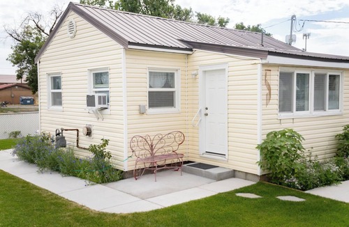 St. Anthony House | Charming 1-bedroom house with AC, WiFi in tranquil Saint Anthony, ID