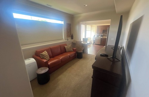 Renton House | Charming 1 bedroom studio style apartment with upscale finishes. Airport 15 min.