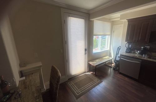 Renton House | Charming 1 bedroom studio style apartment with upscale finishes. Airport 15 min.
