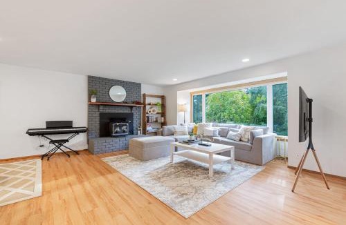 Inglewood-Finn Hill House | Charming and Spacious House with Relaxing Huge Deck