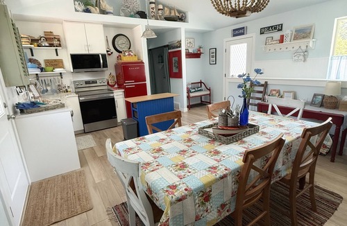 Farmington Cottage | Charming Beach-Themed Cottage LAGOON Frightmares Western Sports Park Hiking
