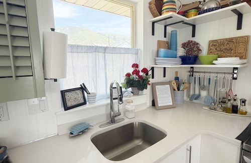 Farmington Cottage | Charming Beach-Themed Cottage LAGOON Frightmares Western Sports Park Hiking