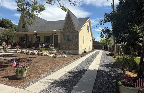 Farmington Cottage | Charming Beach-Themed Cottage LAGOON Frightmares Western Sports Park Hiking