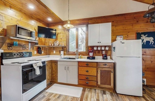 Woods Bay House | Charming cabin in Big Fork, pet friendly, firepit, 5 min to Lake, fly-fishing
