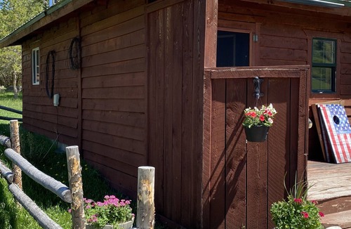 Livingston Cabin | Charming Cabin overlooking Beautiful Mountains. Watch the horses off the deck!