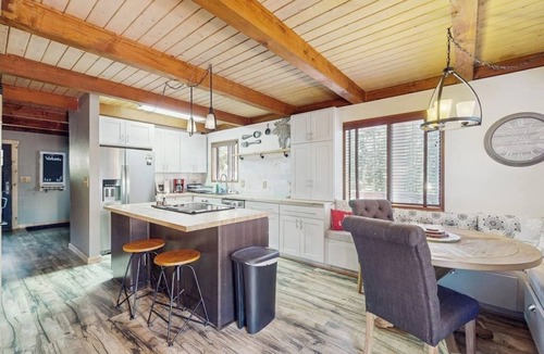 Roslyn Ridge Cabin | Charming cabin with partial lake view, private hot tub and music room