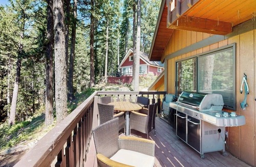 Roslyn Ridge Cabin | Charming cabin with partial lake view, private hot tub and music room