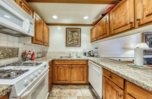 Elkhorn Condo | Charming condo w/full kitchen, washer/dryer - close to ski slopes