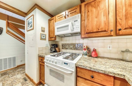 Elkhorn Condo | Charming condo w/full kitchen, washer/dryer - close to ski slopes