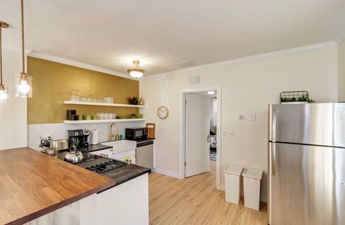People's Freeway Apartment | Charming Cottage-Trax route to downtown-Hot Tub