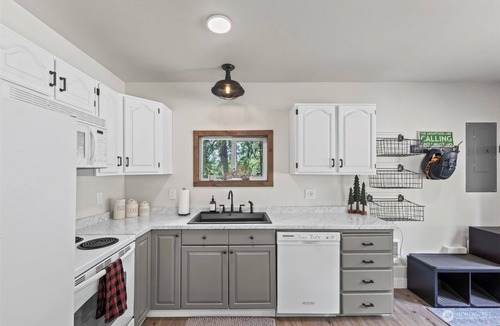 Cle Elum Cabin | Charming cozy 2-bedroom cabin near charming and historic Roslyn with WiFi