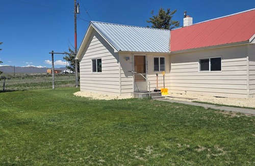 Butte County House | Charming farmhouse at the base of Bell Mountain, hunting area 51, prime location
