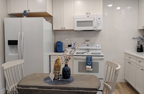 Murray House | Charming Murray Home 2 bed/1 bath 20 min to ski/hike or downtown. 5 min to IMC.