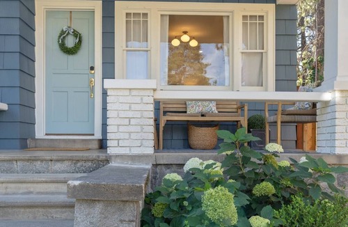 Manito House | Charming South Hill Craftsman Retreat near downtown—4BR, Smart TVs & Courtyard