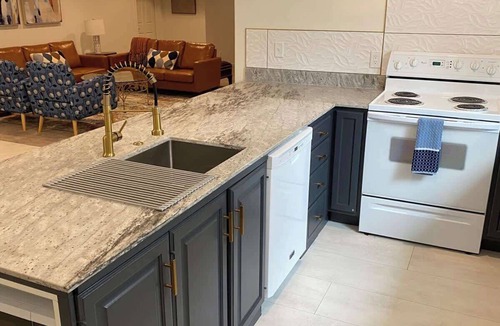 Orem House | Chic Retreat: Your Cozy Getaway with Waffles too!