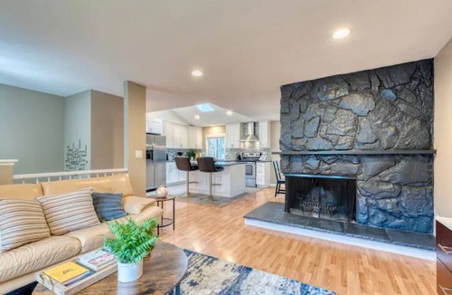 Kent House | Chic & Spacious 5 BR Stylish House! Prime Location, Free Parking, Fast Wi-fi