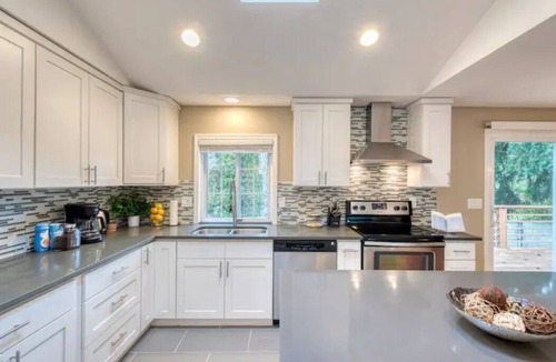Kent House | Chic & Spacious 5 BR Stylish House! Prime Location, Free Parking, Fast Wi-fi