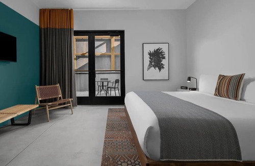People's Freeway Hotel | City Chic Getaway, evo Comfort, Ideal for Outdoors, Dogs Are Welcome!