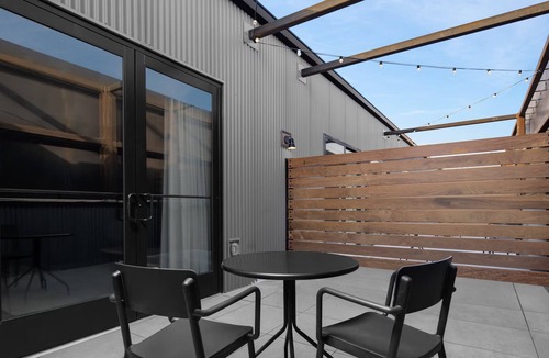 People's Freeway Hotel | City Chic Getaway, evo Comfort, Ideal for Outdoors, Dogs Are Welcome!