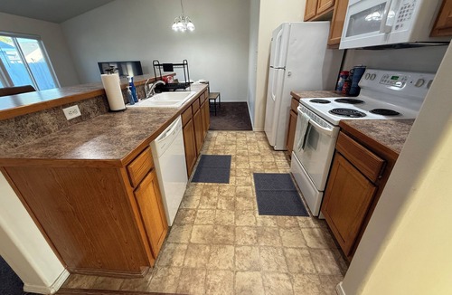 Twin Falls House | Clean 3 Bedroom 2 Bathroom 2 Car Garage Home AC/Heat Central Twin Falls