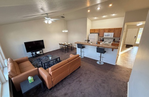 Twin Falls House | Clean 3 Bedroom 2 Bathroom 2 Car Garage Home AC/Heat Central Twin Falls