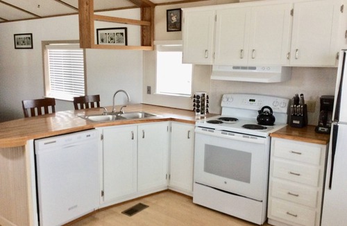 Stanley House | Clean and Cozy Home Away from Home!