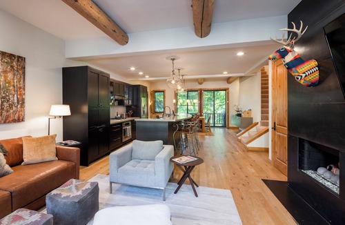 Ketchum House | ‘CLOSET VRBO TO LIFTS!’ Designer home with Baldy views and private hot tub