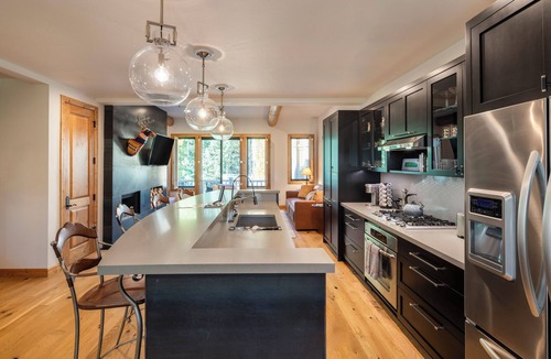 Ketchum House | ‘CLOSET VRBO TO LIFTS!’ Designer home with Baldy views and private hot tub