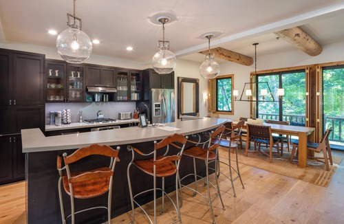 Ketchum House | ‘CLOSET VRBO TO LIFTS!’ Designer home with Baldy views and private hot tub