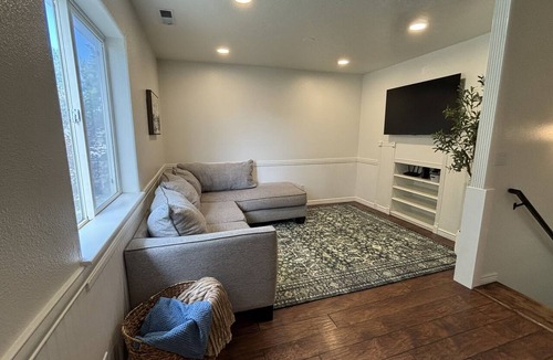 Twin Falls House | Colorful Cottage — Spacious 4BR Family Home that Sleeps up to 12