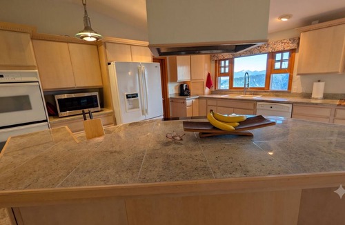 Underwood House | Come Float above the Gorge in our true Underwood Bluff Home