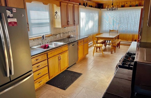 Last Chance Cabin | Comfortable Cabin, 33 Miles to YNP. WiFi, Fire Pit, Hot Tub, Pickleball Court.
