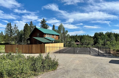 Last Chance Cabin | Comfortable Cabin, 33 Miles to YNP. WiFi, Fire Pit, Hot Tub, Pickleball Court.