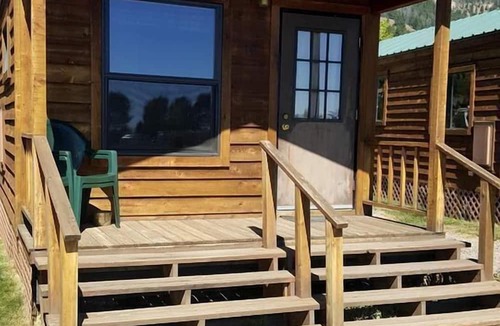 West Yellowstone Cabin | Comfortable Lakefront Cabin near West Yellowstone, Montana
