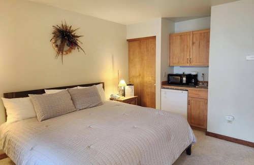 Whitefish Hotel | Comfortable Ski-In/Ski-Out Hotel Style Room