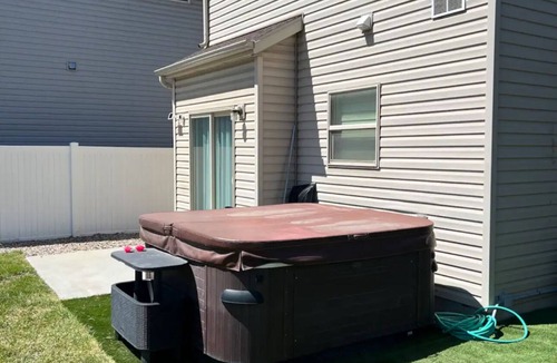 North Salt Lake House | Comfy 6 bed with hot tub near downtown SLC