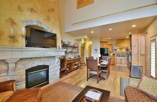 Wolf Creek House | Comfy Large Townhome with private hot tub