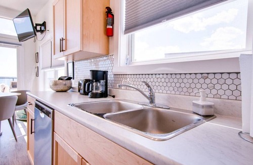 Hunts Point Cottage | Comfy Seaside Cabana . Hot Tub, Sauna and All Weather Domes - Private